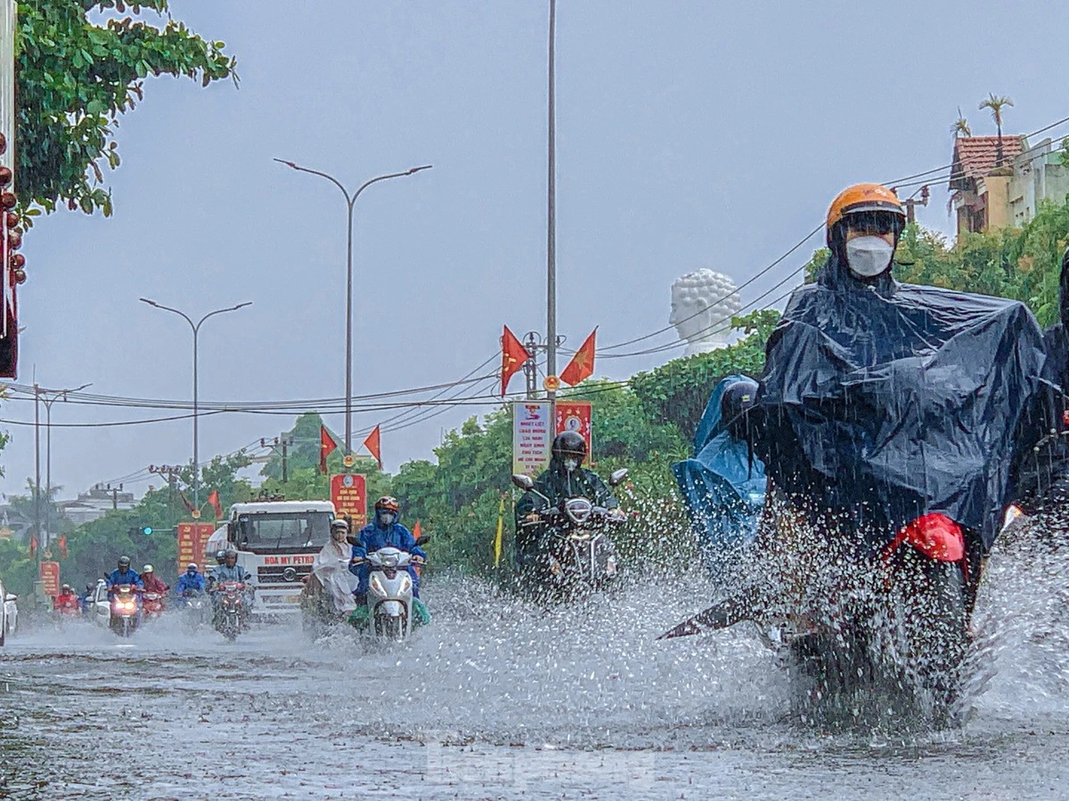 Mưa trái mùa dội xuống Nam Bộ, Đà Nẵng ghi nhận lượng mưa lớn bất thường