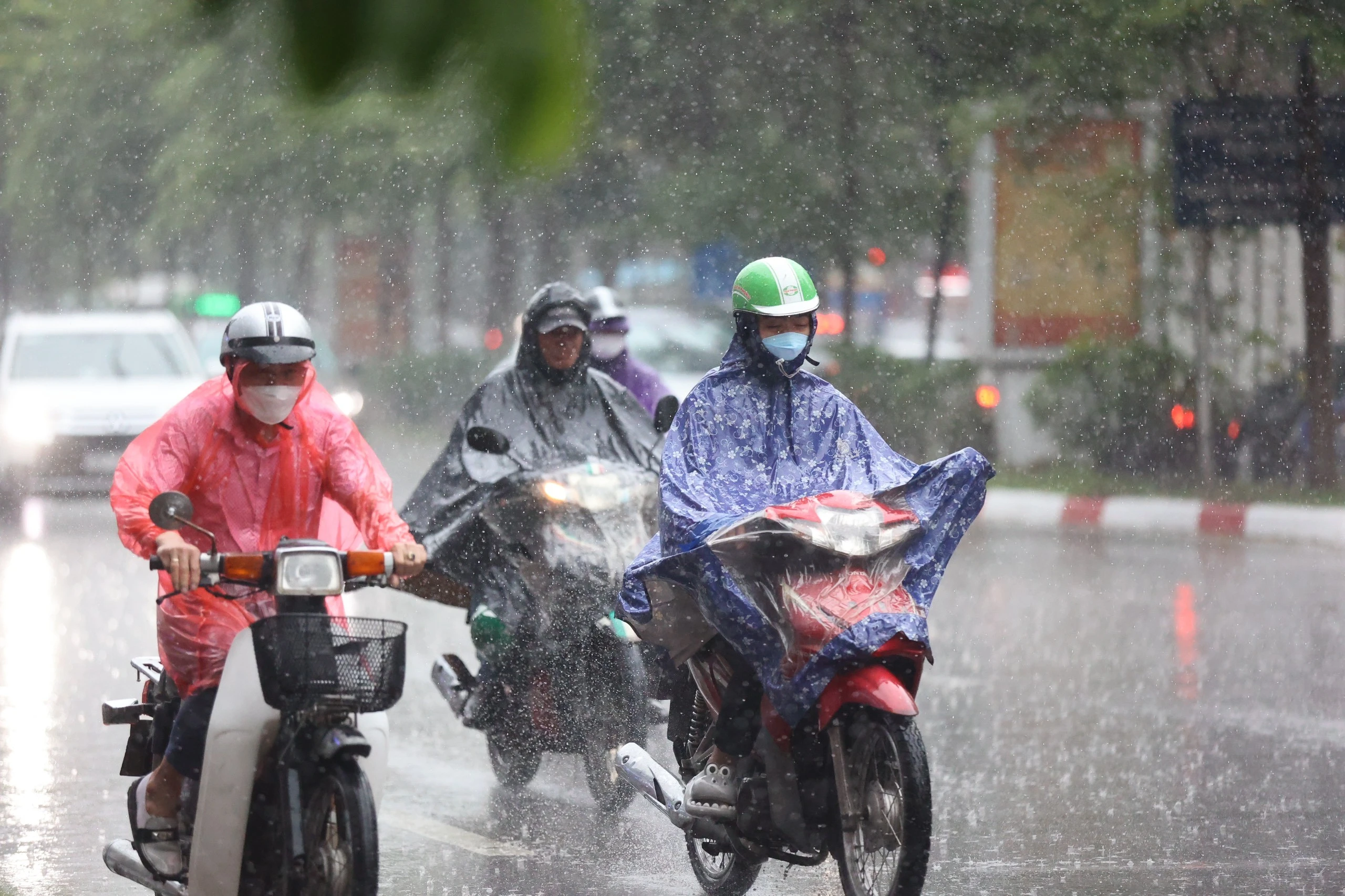 Miền Bắc tiếp tục mưa dông, cảnh báo lốc sét, nhiệt độ giảm sâu vào sáng và đêm