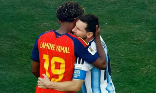 TP60+: Khoảnh khắc đẹp Lamine Yamal ôm Messi sau chung kết World Cup 2026
