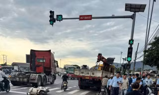 TP NOW: Xe tải tông 4 xe máy đang dừng chờ đèn đỏ ở Hà Tĩnh