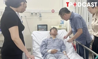 NÓNG 22/7: Vụ lật tàu ở Hạ Long: Đưa nam sinh mất 4 người thân về cơ sở y tế ở Hà Nội