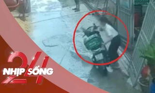 NHỊP SỐNG 24: Nữ cán bộ phường xô ngã xe máy của shipper giải trình gì?