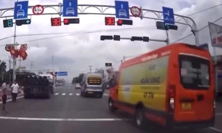 Clip: Ô tô nối đuôi vượt đèn đỏ trên QL51 ở TPHCM, người đi bộ sững sờ