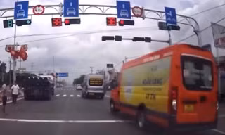 Clip: Ô tô nối đuôi vượt đèn đỏ trên QL51 ở TPHCM, người đi bộ sững sờ