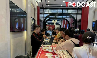 NÓNG 10/10: Khách mang tiền mặt mua lượng lớn vàng, phải ra ngân hàng nộp tiền vào tài khoản