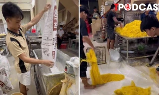 NÓNG 12/1: Công an TPHCM đột kích cơ sở 10 năm sản xuất hàng trăm tấn mì trộn chất cấm