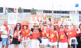TP NOW: Sắc đỏ phủ kín cổng sân vận động Mỹ Đình trước trận Việt Nam - Campuchia