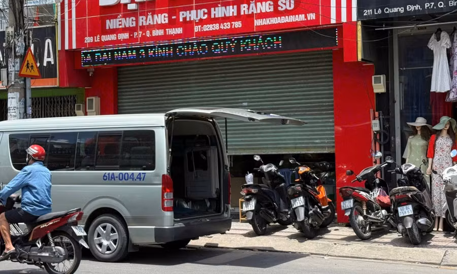 TPHCM: Cảnh sát xuất hiện tại loạt phòng khám nha khoa liên quan vụ ly hôn nghìn tỷ 