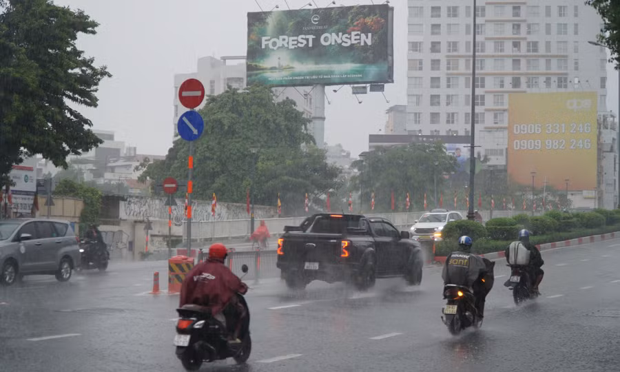 Mưa trắng trời giờ tan tầm, người dân TPHCM chật vật xoay xở
