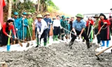 Bí thư, Chủ tịch Lào Cai cùng dân xúc vữa, làm đường bê tông nông thôn