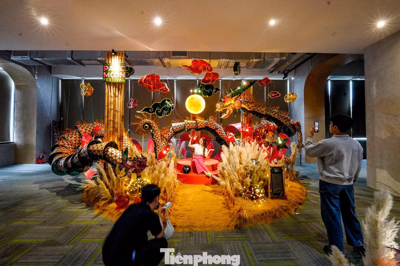 Tác phẩm Đại Long của nhóm Khởi đăng tác khí trưng bày tại một trung tâm thương mại ở quận 8 cũ.