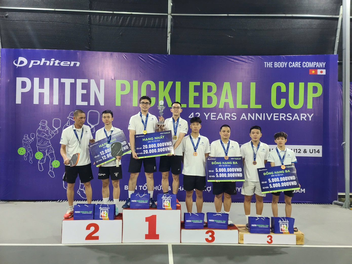 Chung cuộc, Lê Châu - Phúc Cần Thơ lên ngôi vô địch, ghi dấu ấn bằng lối chơi chắc chắn và khả năng bùng nổ đúng lúc ở những thời khắc then chốt, trong khi đó Á quân thuộc về Đài Đoàn - Khôi Trần và giải Ba gọi tên cặp đôi VĐV Linh - Đài và Quân Lê - Hương Nguyễn. Cả 3 đội đã rất xuất sắc khẳng định bản lĩnh qua những màn bứt phá ấn tượng và sự gắn kết bền bỉ trong suốt hành trình giải đấu. img-4706.jpg