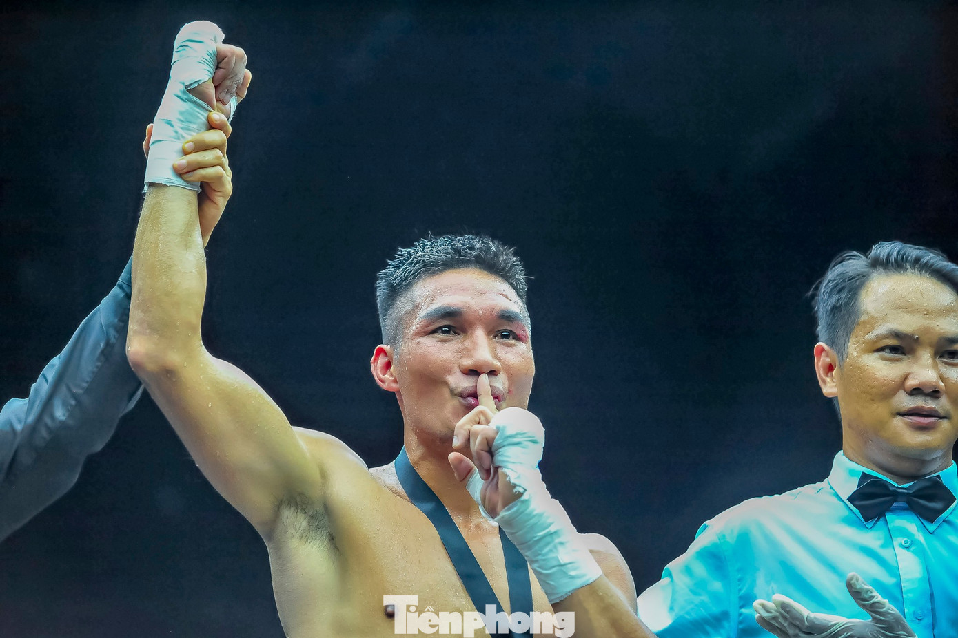 Med omfattande erfarenhet, mod och förmågan att kontrollera matchen vann Nguyen Van Hai övertygande efter 6 ronder, vilket bekräftade sin klass som ett av de tre mest representativa namnen inom vietnamesisk boxning, tillsammans med Tran Van Thao och Truong Dinh Hoang. tp-ld-1-2.jpg