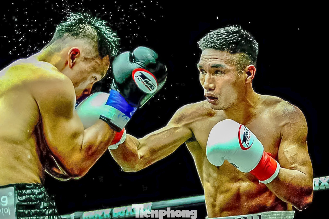 Bland de åtta matcherna låg fansens uppmärksamhet i fokus matchen mellan den tidigare landslagsspelaren Nguyen Van Hai (Hanoi) och den lovande unga boxaren Cao Quoc Viet (Trigger Boxing Club) i kategorin superlättvikt (63,5 kg). Publiken kunde inte slita blicken från varje händelse under de sex heta och heta ronderna mellan de två boxarna som representerade två generationer. tp-ld-1-1.jpg
