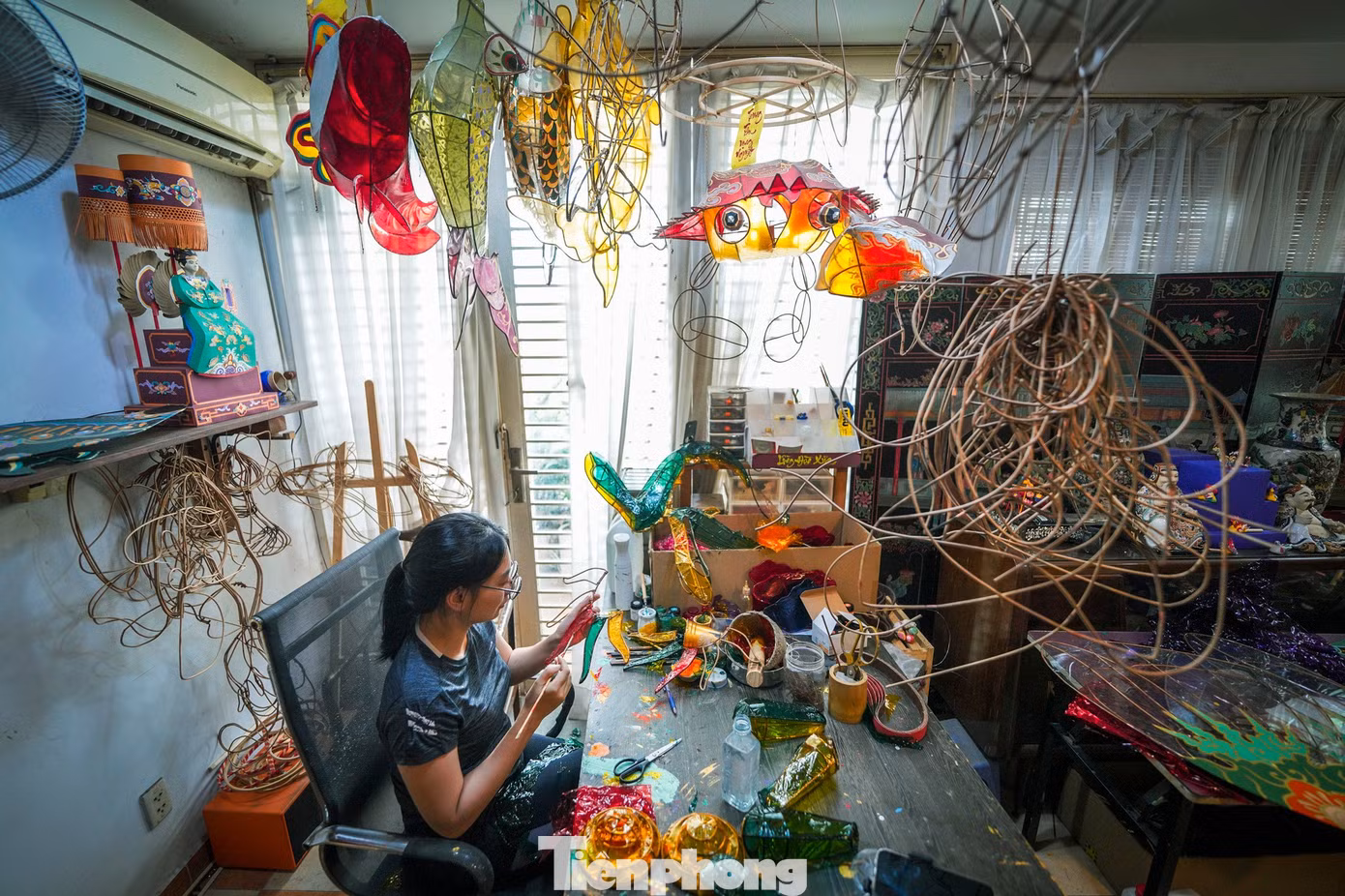 Theo Kim Thủy, những năm đầu khi mới ra mắt, các sản phẩm lồng đèn của xưởng cũng gặp khó khăn trong việc tìm đầu ra. Mỗi chiếc lồng đèn tùy kích cỡ sẽ có giá thành khác nhau, giao động từ 400.000 đồng đến 7 triệu đồng, một số sản phẩm đặc biệt có giá lên đến hơn 40 triệu đồng.