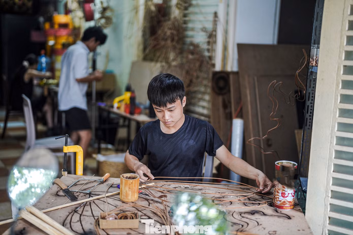 Những ngày cận Trung Thu, các thành viên trong xưởng hoạt động liên tục từ 9 giờ sáng đến 12 giờ đêm, ra đơn nào là đóng gói gửi đi đơn đó.