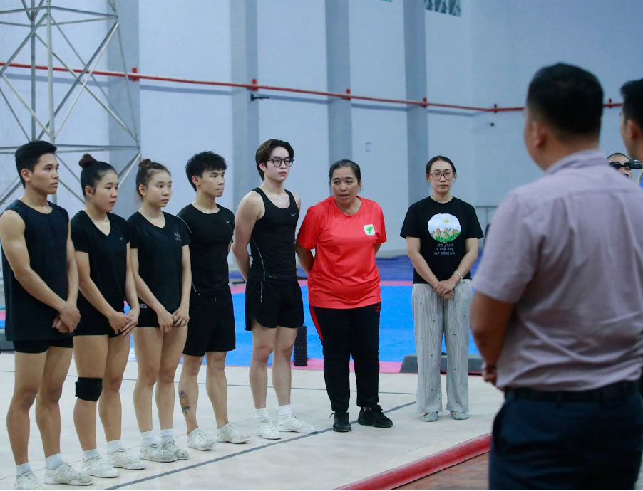 Các chuyên viên nhận xét chuyên môn cho bài tập thể 5 người.