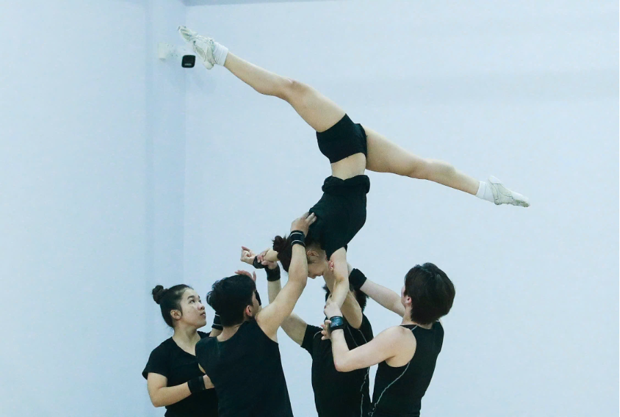 Tổ hợp tác động của bài thi tập thể 5 người.