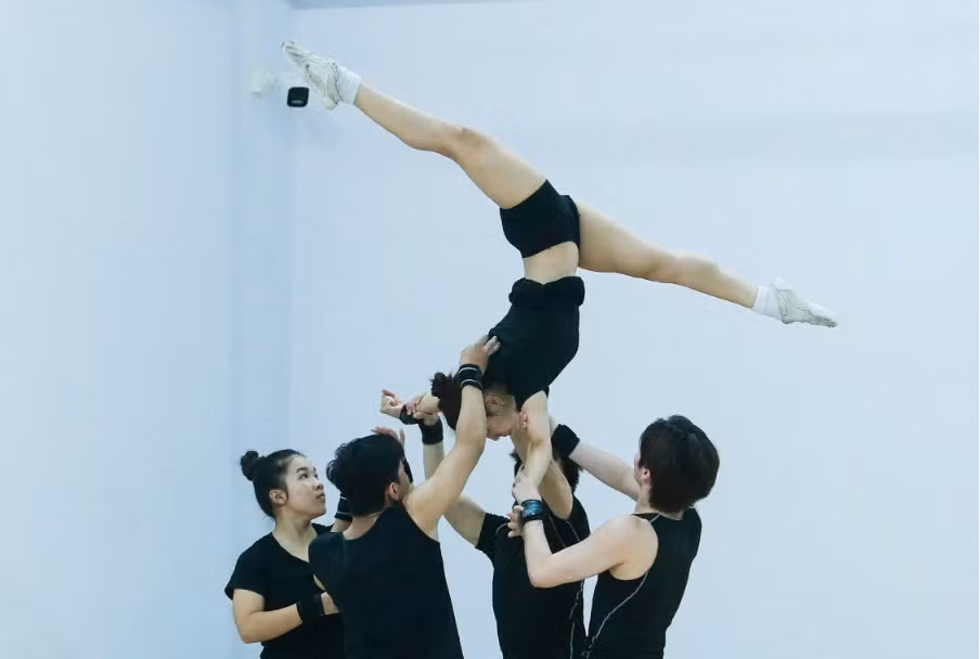 Tổ hợp tác động của bài thi tập thể 5 người.