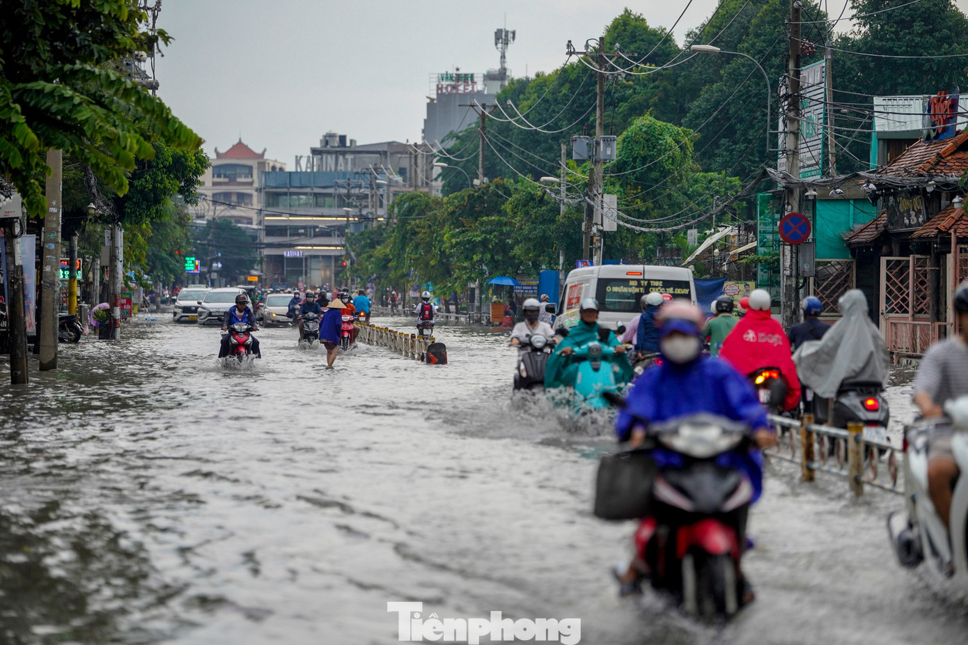 Tại đường Nguyễn Văn Khối, nước dâng cao gần nửa bánh xe máy, nhiều phương tiện phải di chuyển chậm để tránh chết máy. tp-ld-1-9572.jpg