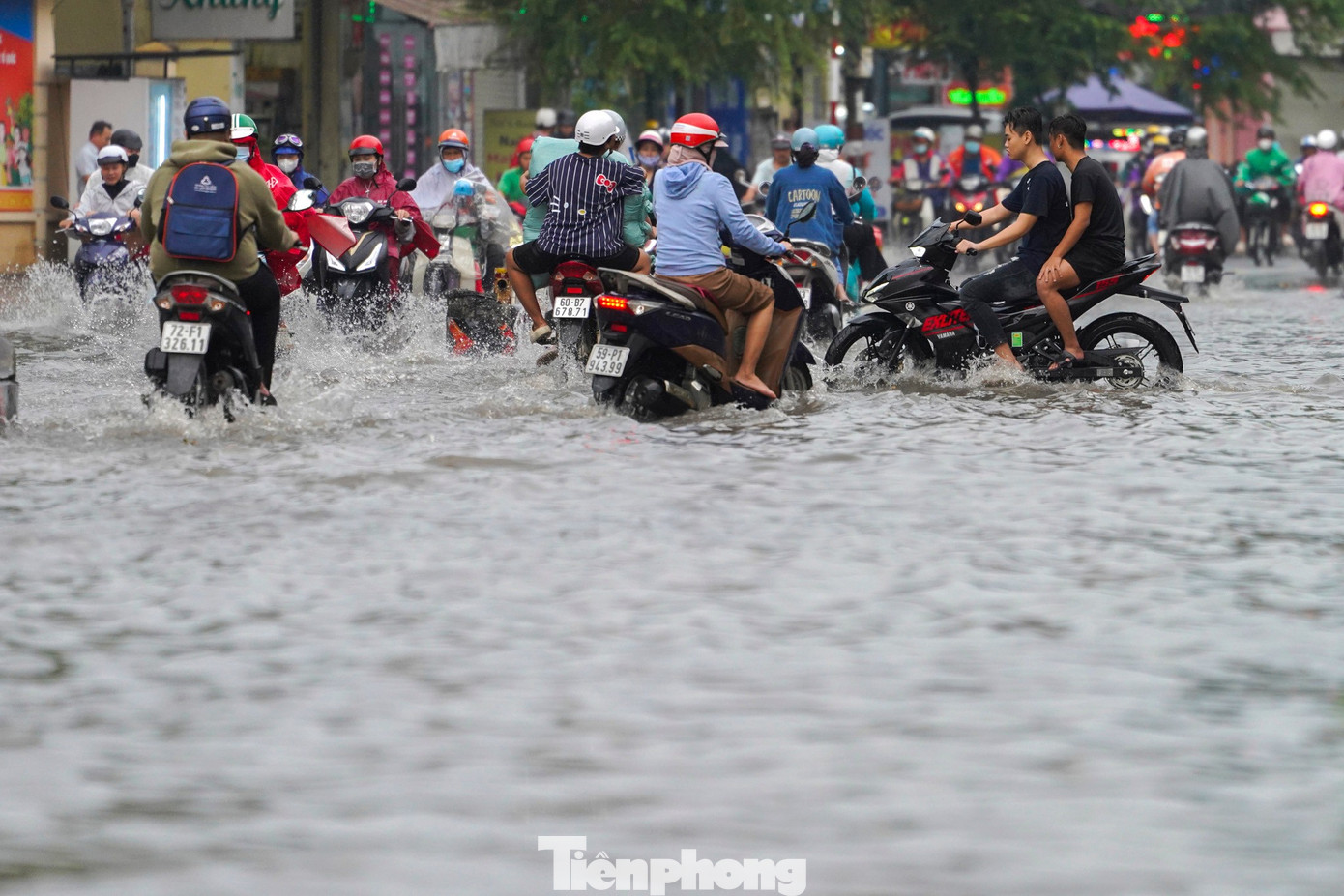 “Trước đây mưa là ngập cả tiếng, giờ nước thoát nhanh hơn", anh Minh sinh sống trên đường Lê Văn Thọ chia sẻ. tp-ld-1-7-4076.jpg
