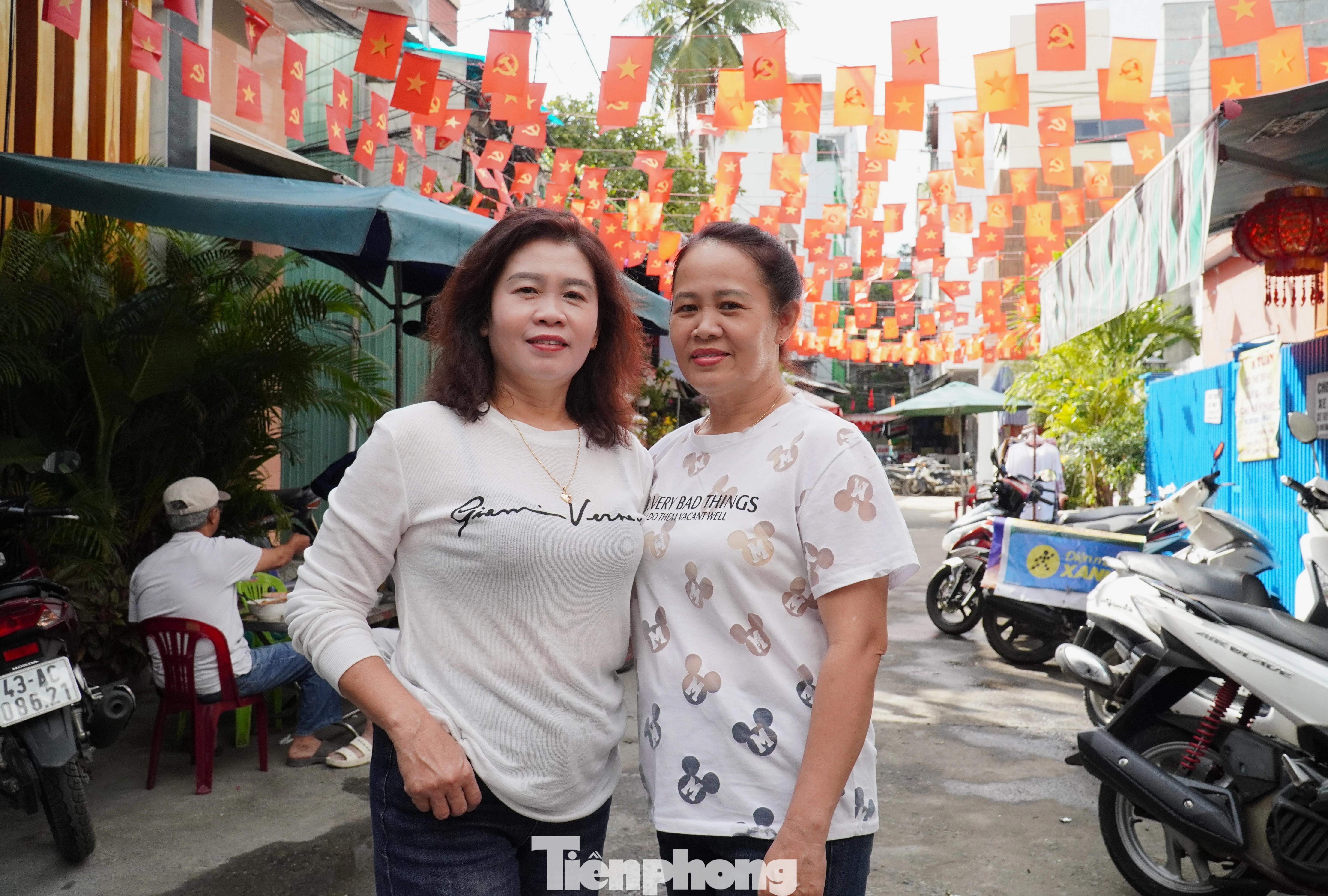 Đà Nẵng rực rỡ sắc đỏ cờ hoa đón Tết từ những xóm nhỏ tự nguyện trang trí