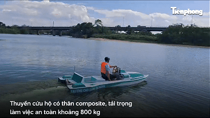 Thầy trò ở Đà Nẵng chế thuyền cứu hộ vừa bơi dưới nước, vừa chạy trên cạn