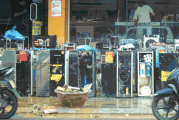 Cảnh tượng máy móc, hàng hóa 'chết đuối' tràn lan trên tuyến phố sầm uất ở Đà Nẵng