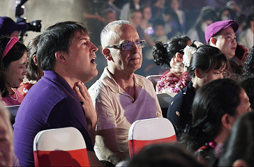 Xem trình diễn áo dài, khách Tây quyết phải may một bộ trước khi rời Đà Nẵng