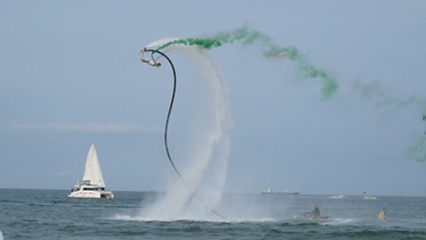 Du khách không thể rời mắt khỏi màn flyboard trên biển Đà Nẵng