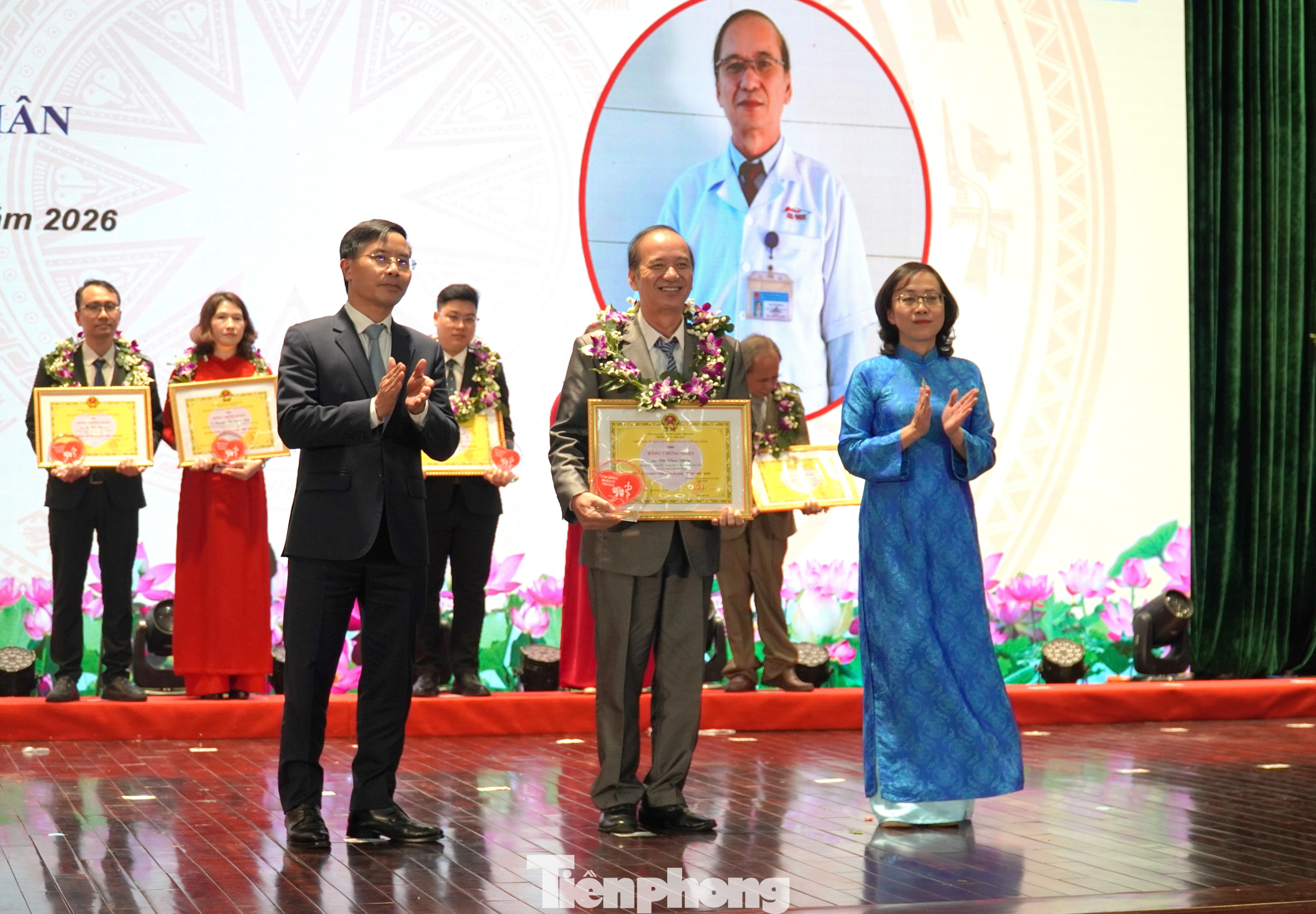 Đà Nẵng vinh danh 51 y bác sĩ với giải thưởng 'Tỏa sáng Blouse trắng' năm 2025