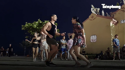 Khách Tây khiêu vũ 'quên lối về' bên biển đêm Đà Nẵng