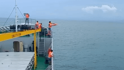 Khoảnh khắc tàu hải quân, tàu cá cứu hai người trôi dạt trên biển Đà Nẵng