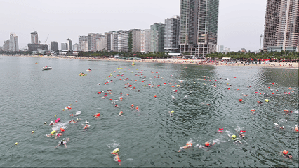 Nô nức thi bơi trên biển Đà Nẵng