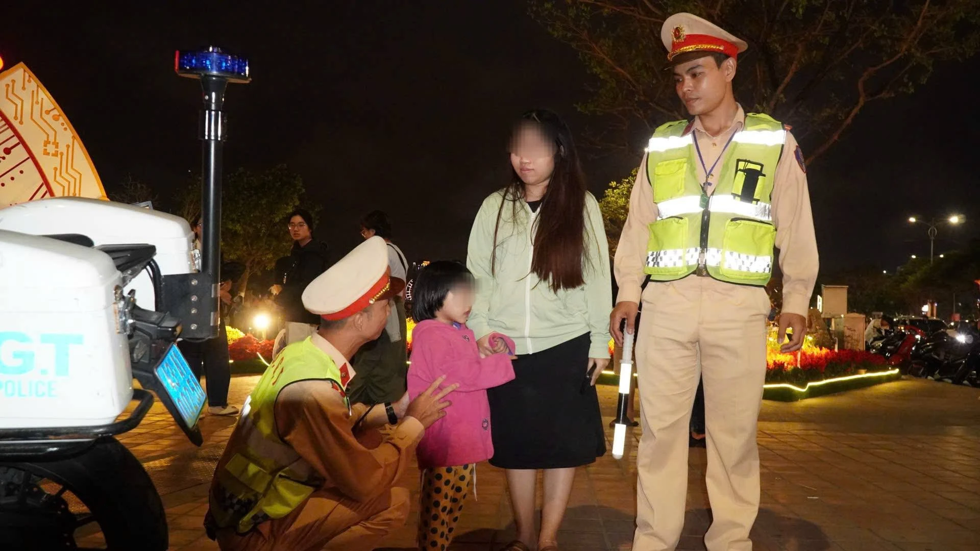 CSGT Đà Nẵng tìm được gia đình cho bé trai 4 tuổi đi lạc trong đêm Giao thừa