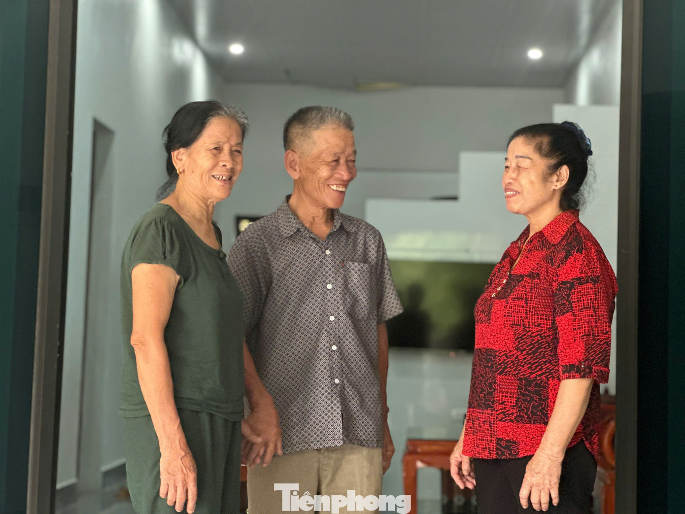 Pani Nguyen Thi Thao odwiedziła dom mieszkańca niedawno odbudowanego w ramach programu tymczasowej likwidacji mieszkań. tp-jsksksl.jpg