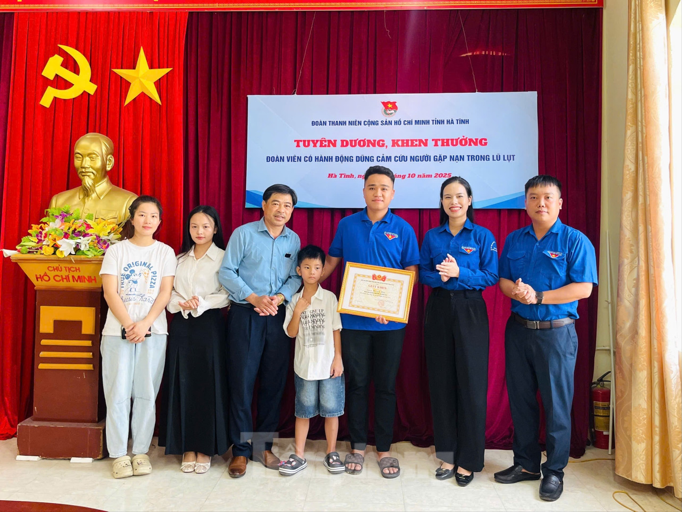 Phó Chủ tịch Ủy ban MTTQ tỉnh, Bí thư Tỉnh Đoàn Nguyễn Ny Hương cùng lãnh đạo Uỷ ban MTTQ xã Hương Sơn trao bằng khen cho anh Hồ Quốc Hiệu. 54d759541df197afcee0-3674.jpg
