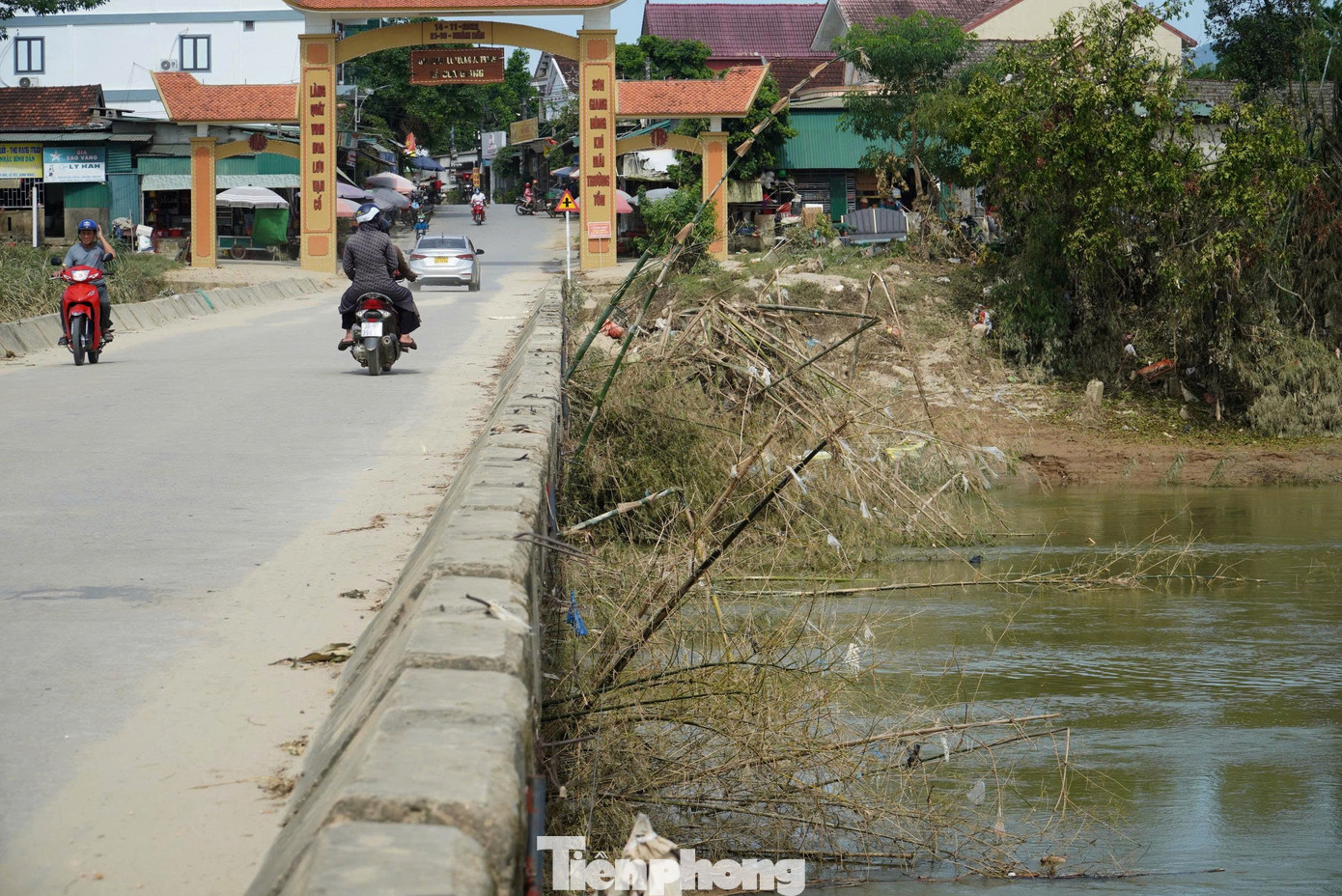 Lũ rút, nhưng khu vực cầu tràn Phố Giang có nhiều cây cối bị cuốn về, mắc kẹt lại chân cầu. tp-em-6u.jpg
