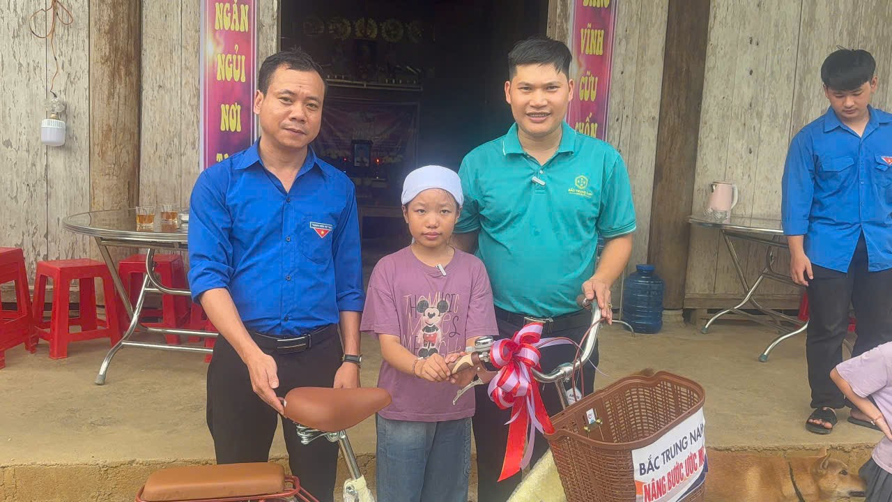 Hưởng ứng Chiến dịch “Tình nguyện mùa Đông”, Đoàn xã Phúc Trạch cũng đã phối hợp với các tổ chức, nhà hảo tâm triển khai chương trình trao tặng xe đạp cho học sinh có hoàn cảnh khó khăn, nỗ lực vươn lên trong học tập. 3599397256940802389.jpg