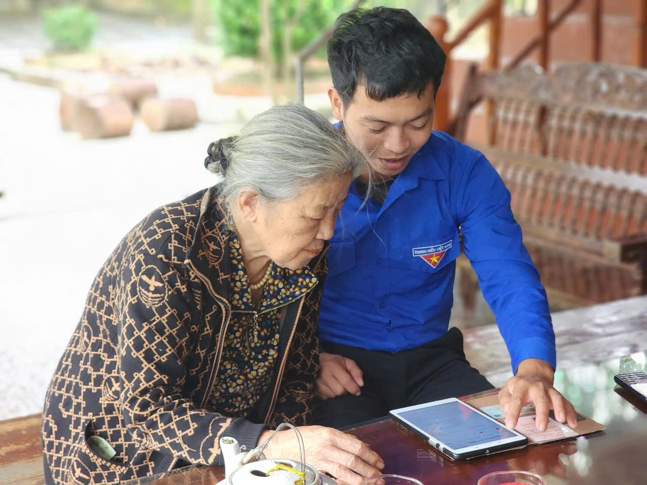 Những ngày qua, tuổi trẻ xã Vũ Quang vẫn tích cực ra quân thực hiện nhiều hoạt động tình nguyện ý nghĩa trong chương trình “Tình nguyện mùa Đông”. Trong đó, lực lượng đoàn viên, thanh niên đã trực tiếp đến từng thôn xóm để hướng dẫn, hỗ trợ cài đặt sổ tay đảng viên điện tử. Hoạt động không chỉ giúp những đảng viên tiếp cận tốt hơn với công nghệ số mà còn thể hiện tinh thần xung kích, trách nhiệm của thanh niên trong việc đồng hành cùng chính quyền địa phương trong chuyển đổi số. 4555180595694695490.jpg