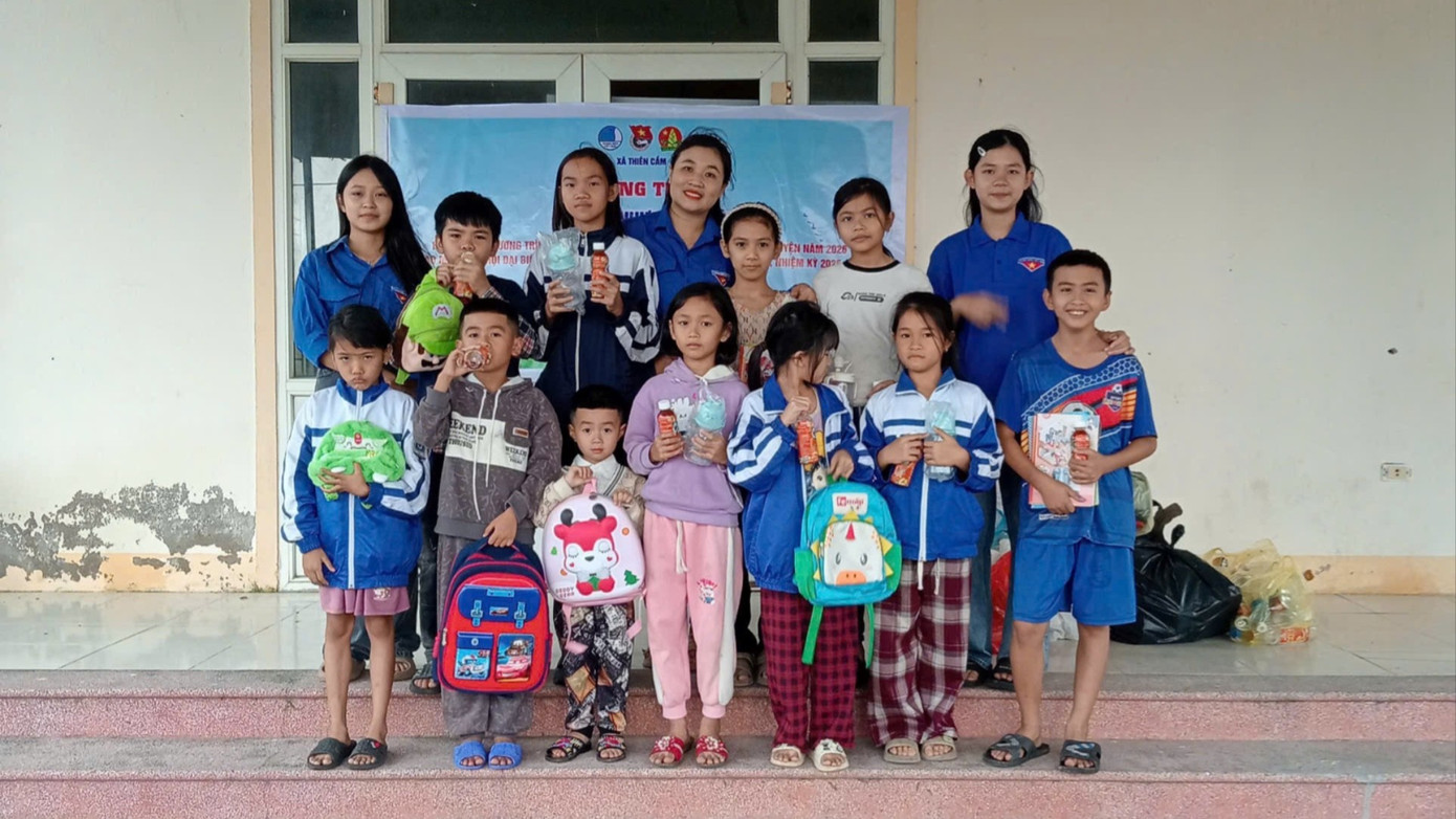 Tại xã Thiên Cầm, đoàn thanh niên đã tổ chức chương trình “Đổi rác lấy quà” thu hút đông đảo người dân và các em thiếu nhi tham gia. Hoạt động nhằm nâng cao ý thức bảo vệ môi trường, giảm thiểu rác thải nhựa và lan tỏa lối sống xanh trong cộng đồng. 607d79cbe7066b583217-6578.jpg