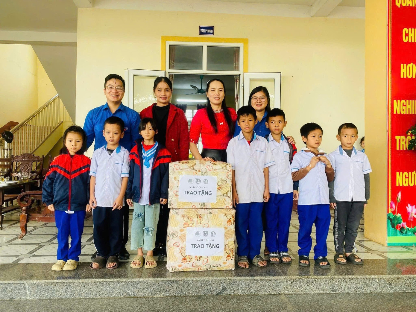 Hưởng ứng chương trình tình nguyện mùa Đông năm 2025 - Xuân tình nguyện năm 2026, Hội đồng đội xã Đức Quang đã tổ chức trao tặng chăn ấm cho các bạn Đội viên, thiếu nhi có hoàn cảnh khó khăn trên địa bàn. Đây là hoạt động thể hiện sự quan tâm, sẻ chia kịp thời đến những thiếu nhi trên địa bàn vượt qua khó khăn, cố gắng vươn lên trong cuộc sống và học tập. 581942080-122141575472930723-3290382614204200951-n.jpg