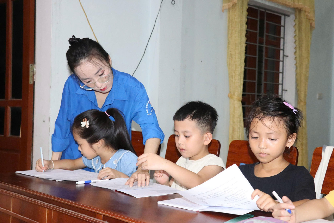 Cô giáo trẻ Trần Thị Thơ đảm nhiệm việc dạy môn Tiếng Việt cho các em nhỏ. 82e09b1a7dc6f598acd7.jpg
