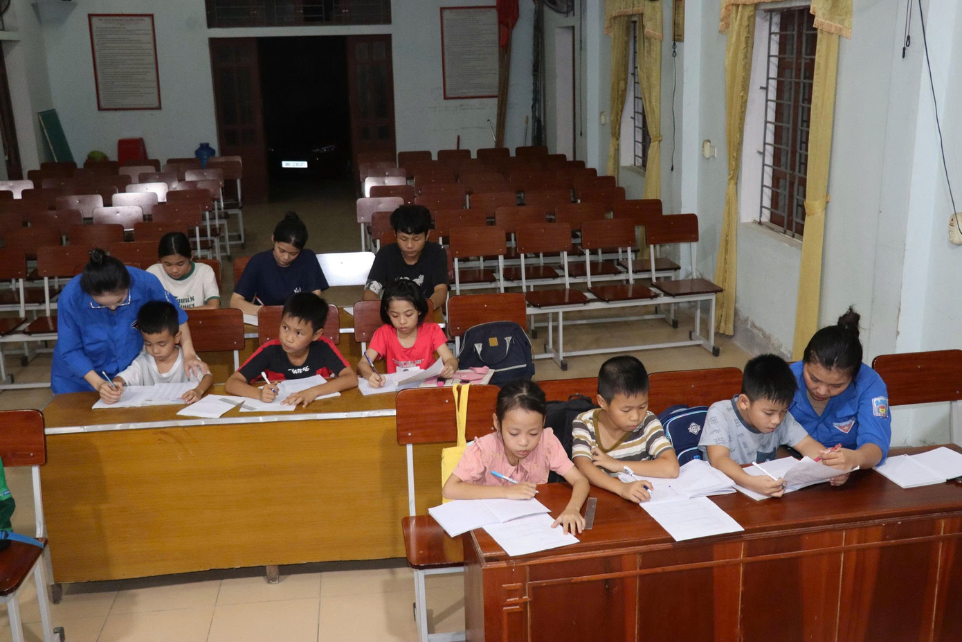 Lớp học được tổ chức tại Nhà văn hóa Tổ dân phố 3 (xã Thạch Hà). 031faee6483ac064992b.jpg