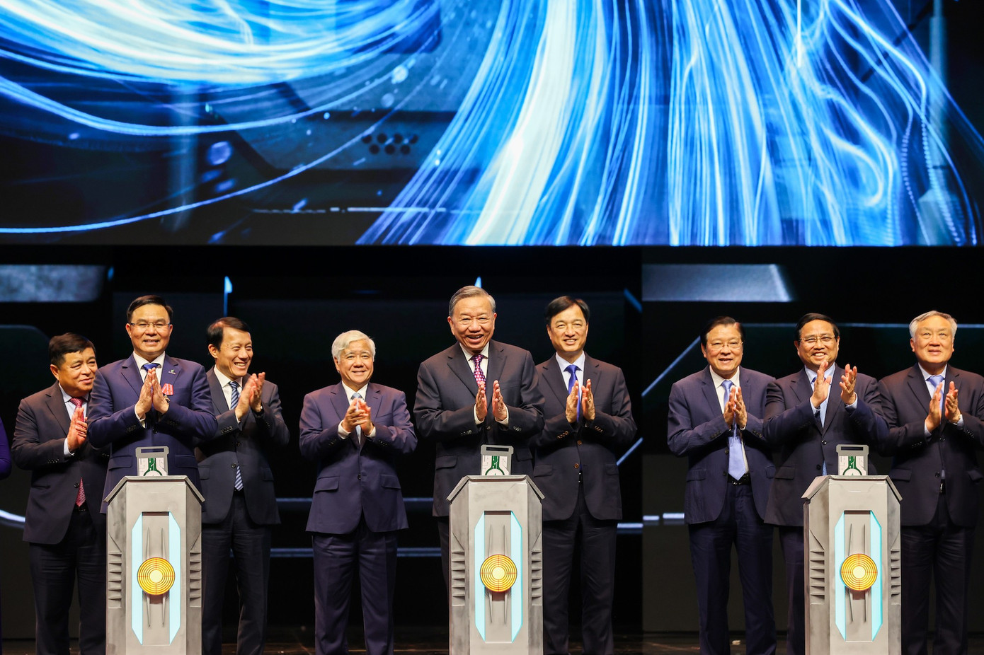 Tổng Bí thư Tô Lâm và các đại biểu làm lễ khởi động khởi động chương trình STEM Innovation Petrovietnam