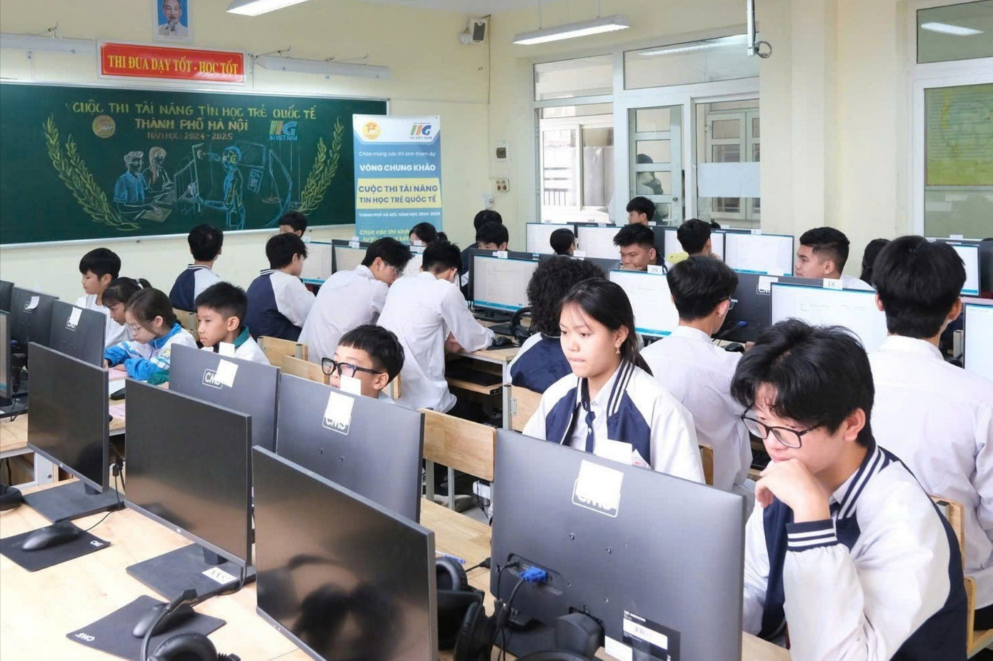 នៅឆ្នាំនេះ ជាលើកដំបូងដែលនិស្សិតទីក្រុងហាណូយបានចូលដោយផ្ទាល់ទៅកាន់ការប្រឡងមូលនិធិ AI អន្តរជាតិដែលបង្កើតឡើងដោយ Certiport (សហរដ្ឋអាមេរិក)។ 1-6389.jpg