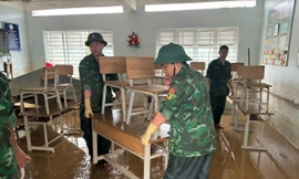 Bộ đội Biên phòng Khánh Hòa giúp người dân cào bùn dọn lũ