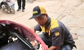 Biệt đội 'hồi sinh' hàng nghìn chiếc xe máy giúp bà con vùng lũ