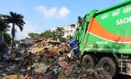 Khánh Hòa: Dân vùng lũ chủ động thuê xe thu gom rác, nhanh chóng ổn định đời sống