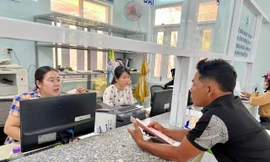 Người dân làm thủ tục hành chính ở Trung tâm Phục vụ hành chính công xã Khánh Vĩnh, tỉnh Khánh Hòa.